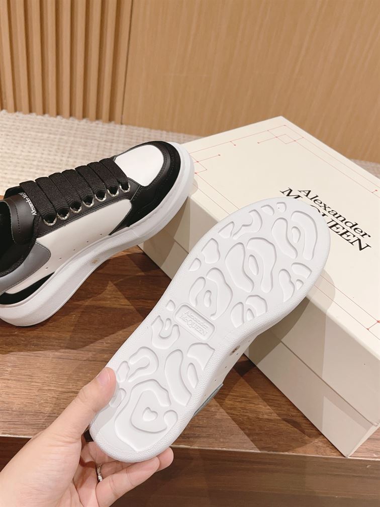 ALEXANDER MCQUEEN OVERSIZED SNEAKER IN BLACK/WHITE - ALD039