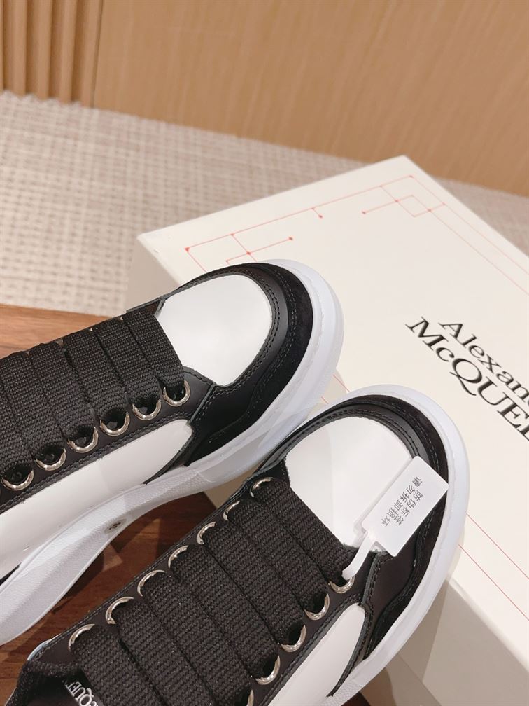 ALEXANDER MCQUEEN OVERSIZED SNEAKER IN BLACK/WHITE - ALD039