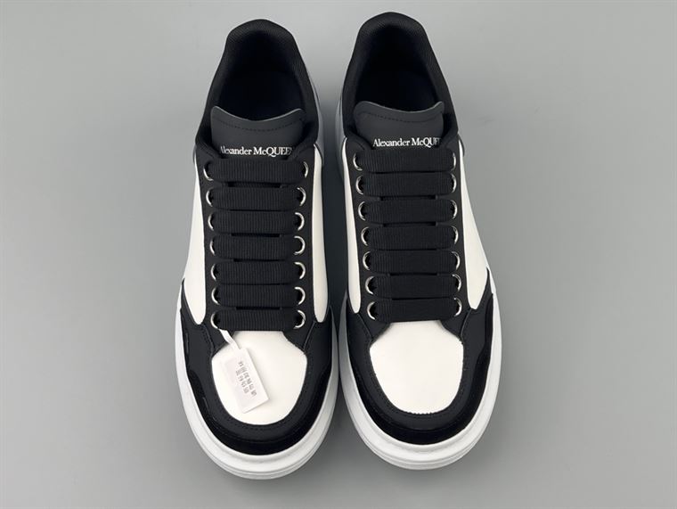 ALEXANDER MCQUEEN OVERSIZED SNEAKER IN BLACK/WHITE/GREY - ALD036