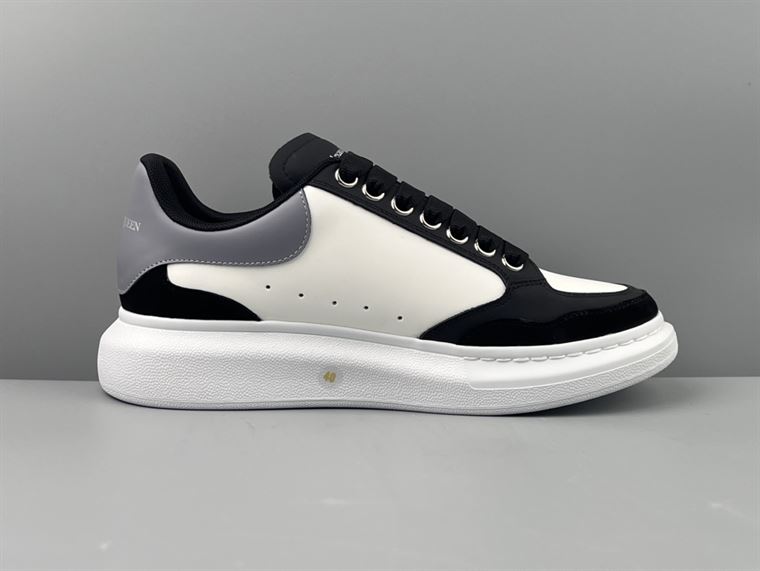 ALEXANDER MCQUEEN OVERSIZED SNEAKER IN BLACK/WHITE/GREY - ALD036