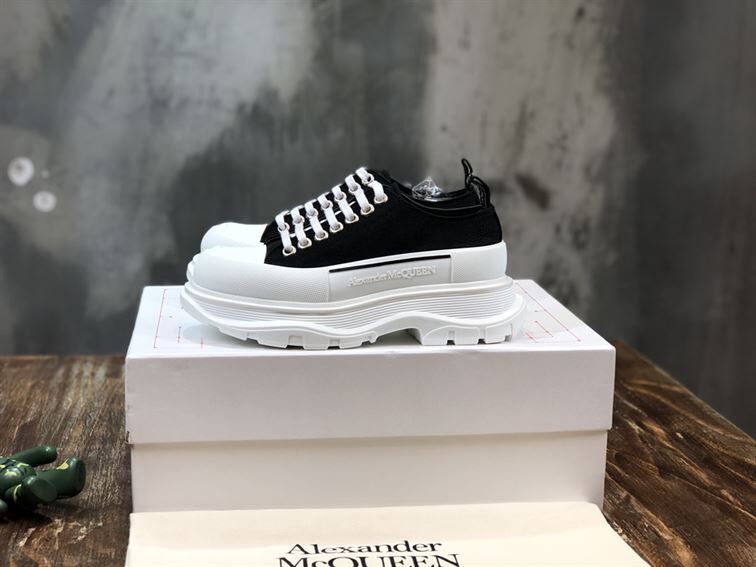 ALEXANDER MCQUEEN TREAD SLICK LOW TOP SNEAKER - ALD010