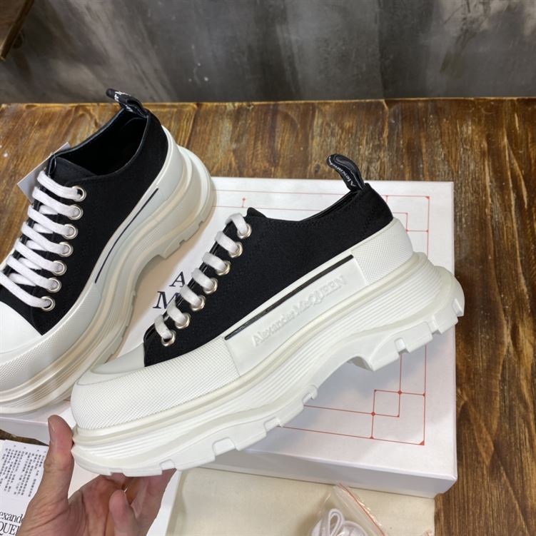 ALEXANDER MCQUEEN TREAD SLICK LOW TOP SNEAKER - ALD010