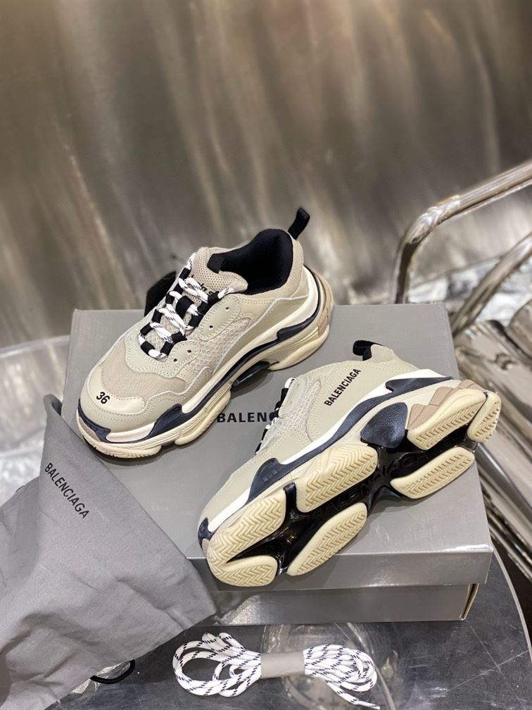 BALENCIAGA TRIPLE S SNEAKERS IN GREY AND BLACK - BLA020