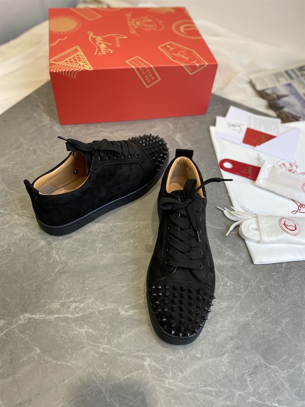 CHRISTIAN LOUBOUTIN LOW TOP SNEAKER - CLS001