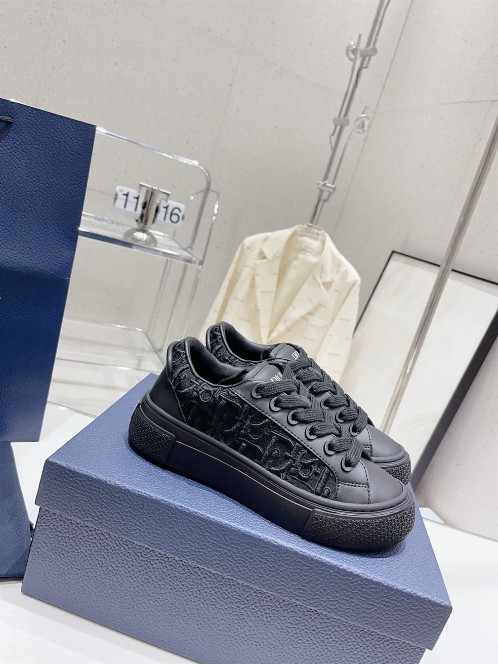 DIOR B33 SNEAKER BLACK SMOOTH CALFSKIN AND DIOR OBLIQUE RAISED EMBROIDERY - DO132