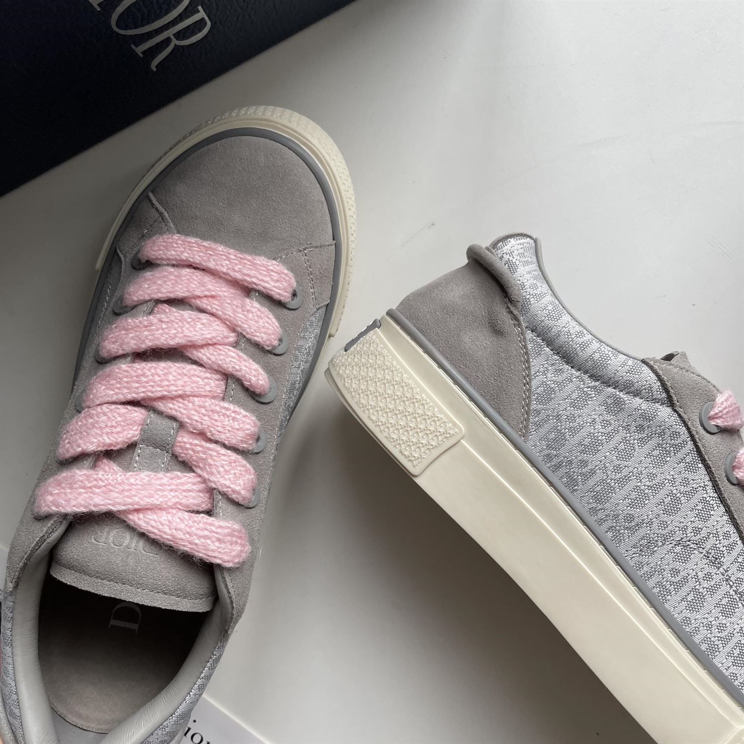 DIOR B33 SNEAKER GRAY AND WHITE DIOR OBLIQUE JACQUARD - DO130