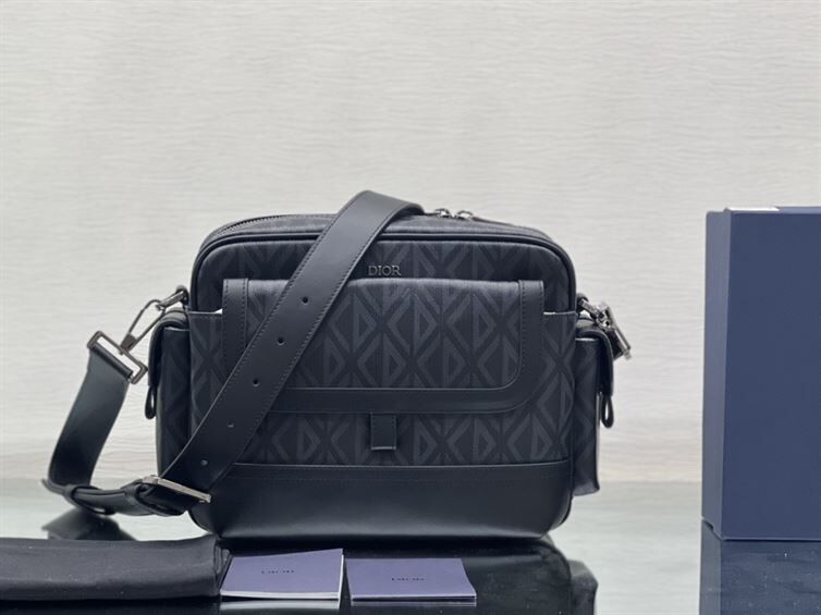 DIOR HIT THE ROAD MESSENGER BAG - DIO004