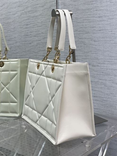 DIOR MEDIUM DIOR ESSENTIAL TOTE BAG WHITE