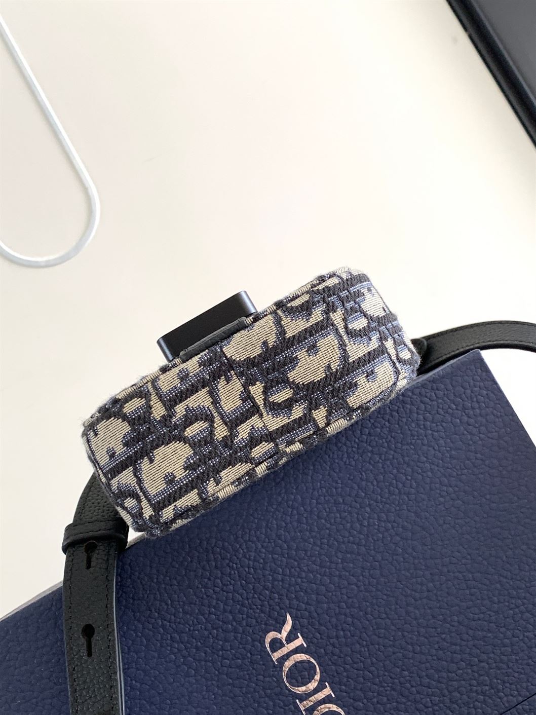 DIOR SADDLE VERTICAL POUCH WITH STRAP - DIO048