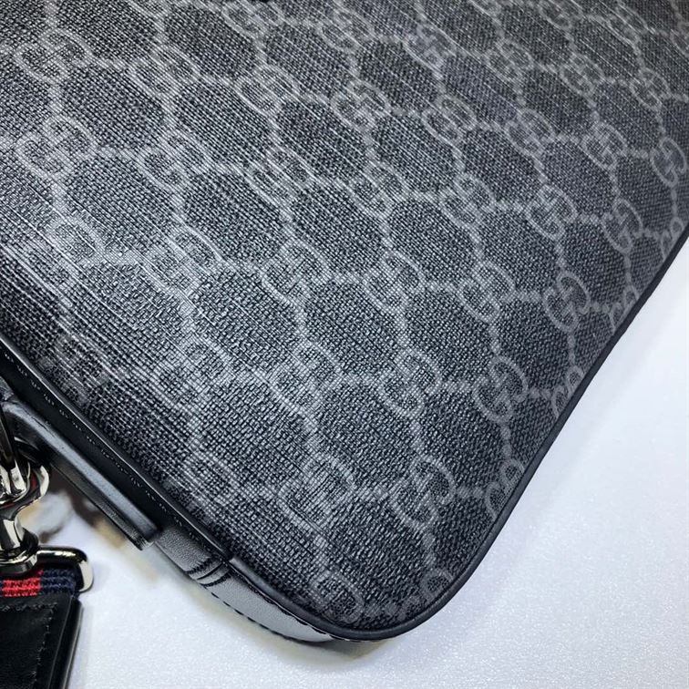 GUCCI GG SUPREME CLUTCH - BG029