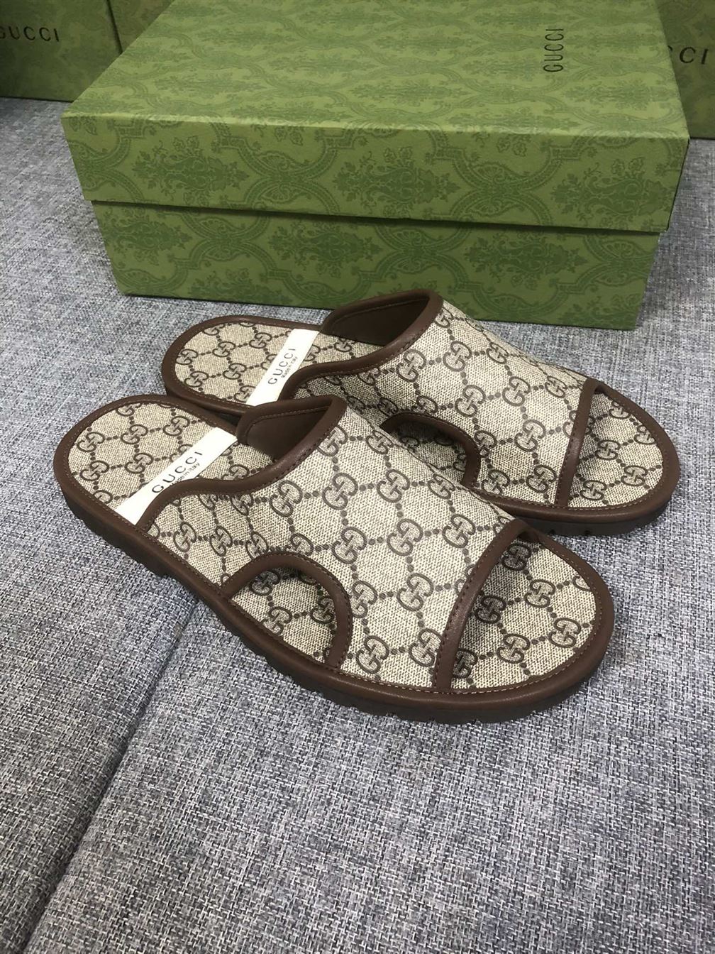GUCCI MEN'S GG SUPREME SLIDE SANDAL - GSL033