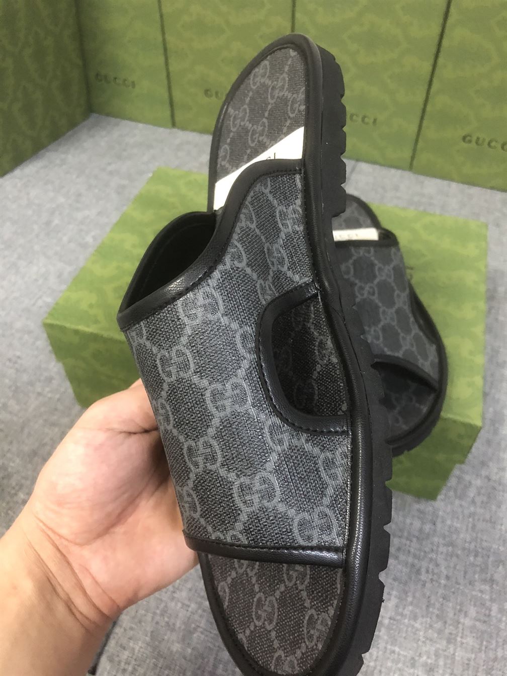 GUCCI MEN'S GG SUPREME SLIDE SANDAL - GSL035