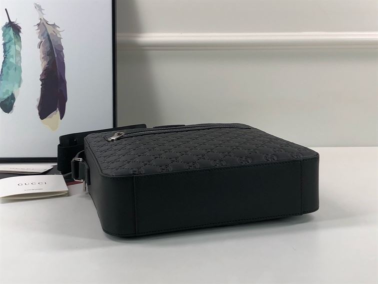 GUCCI SIGNATURE LEATHER FLAT MESSENGER - BG044