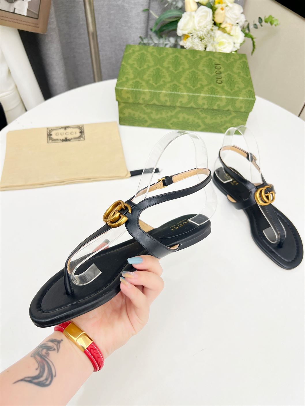 GUCCI WOMEN'S DOUBLE G THONG SANDAL BLACK LEATHER - GSL021