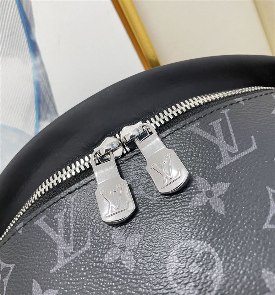 LOUIS VUITTON DISCOVERY BUMBAG - LVB017