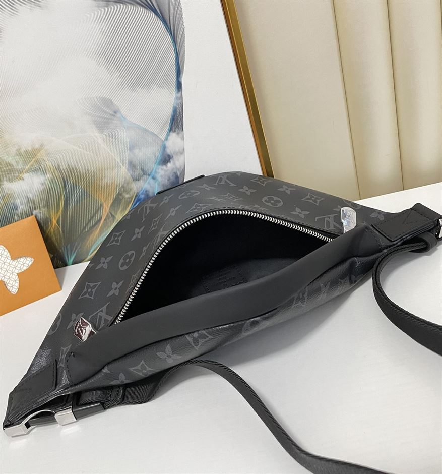 LOUIS VUITTON DISCOVERY BUMBAG - LVB017