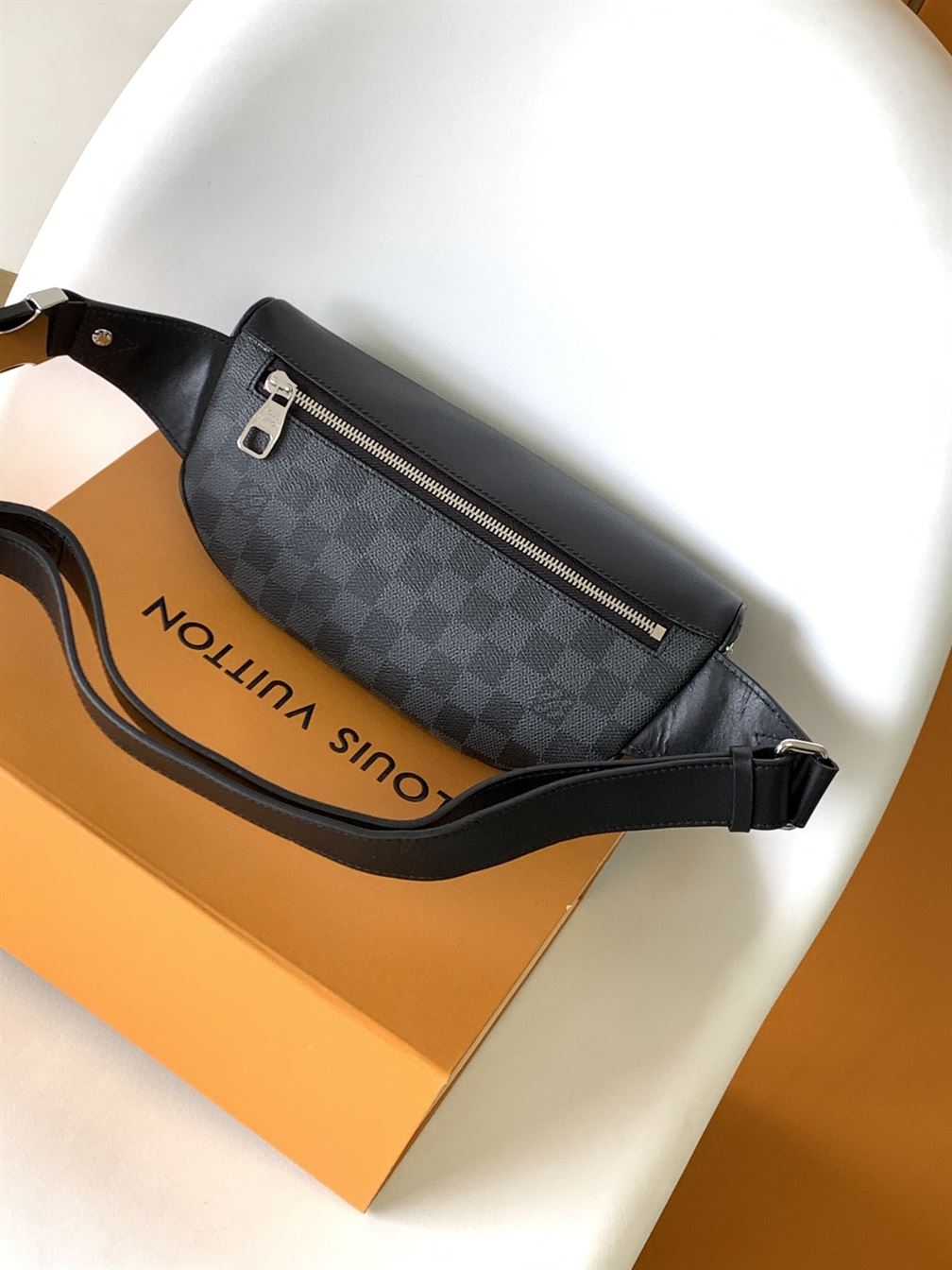LOUIS VUITTON DISCOVERY BUMBAG DAMIER GRAPHITE - LVB065
