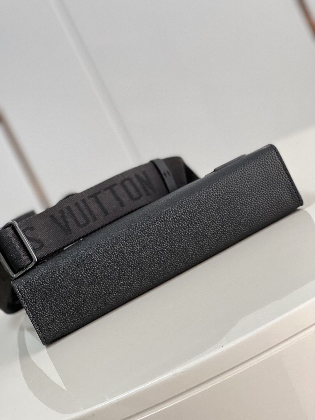 LOUIS VUITTON MESSENGER VOYAGE BLACK AEROGRAM COWHIDE LEATHER - LVB003