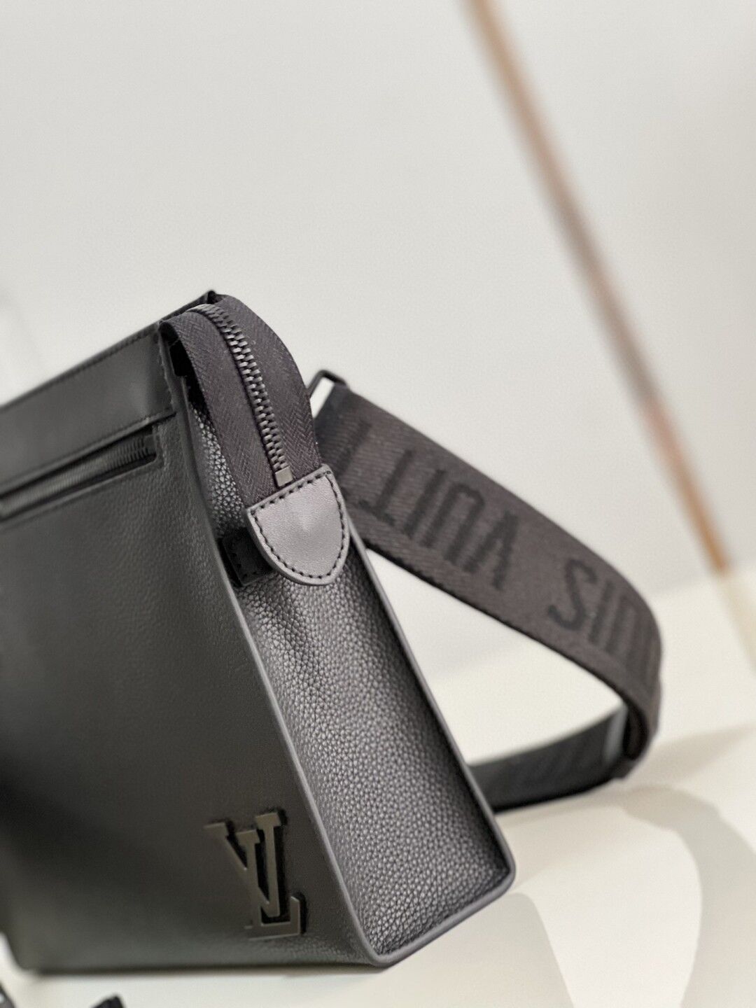 LOUIS VUITTON MESSENGER VOYAGE BLACK AEROGRAM COWHIDE LEATHER - LVB003