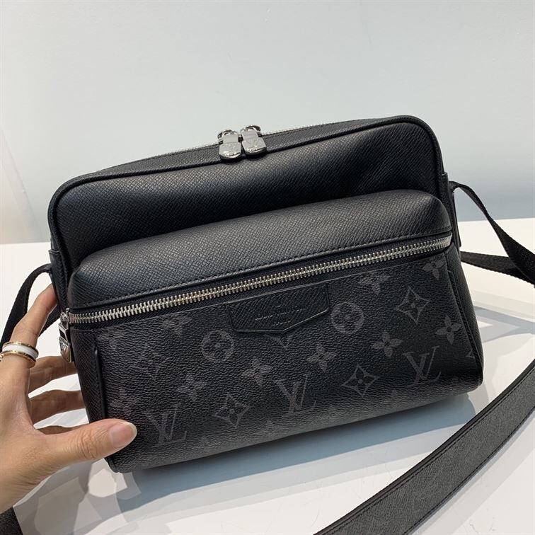 LOUIS VUITTON OUTDOOR MESSENGER - LVB018