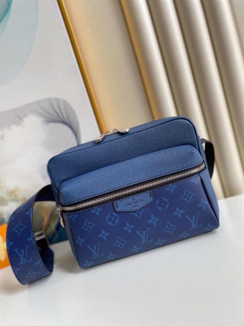 LOUIS VUITTON OUTDOOR MESSENGER - LVB019