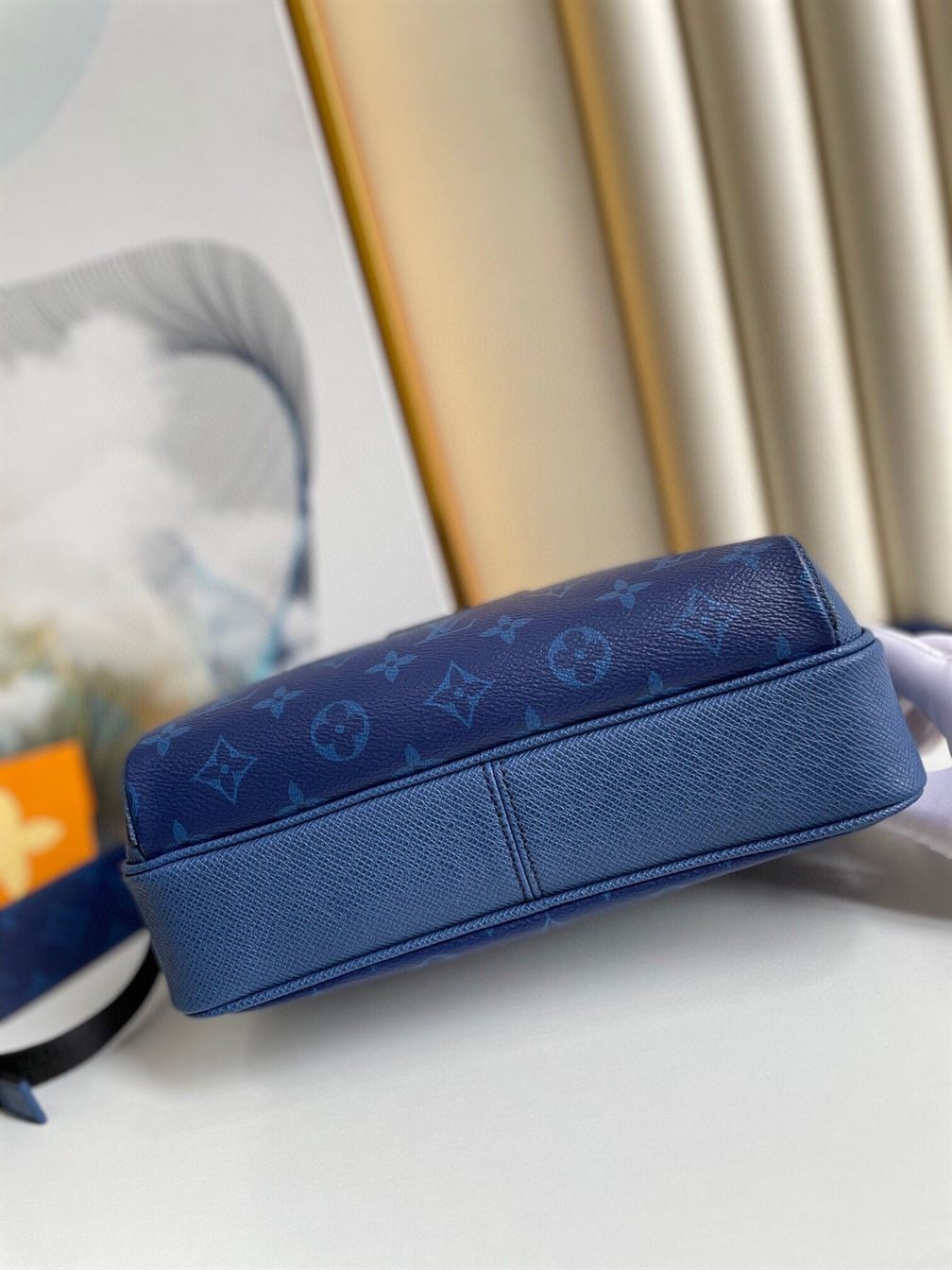 LOUIS VUITTON OUTDOOR MESSENGER - LVB019