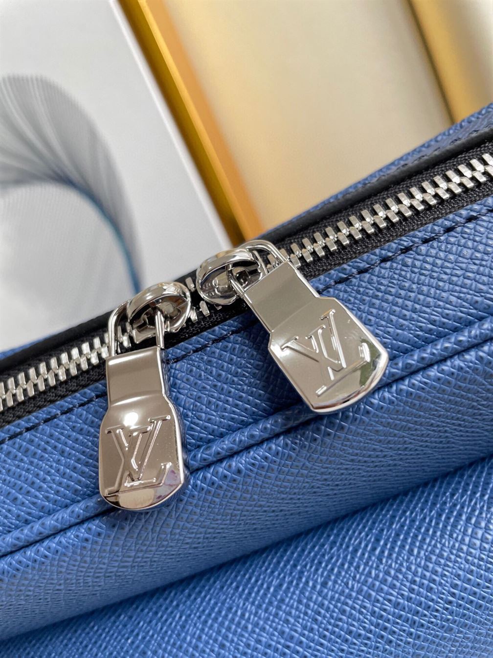 LOUIS VUITTON OUTDOOR MESSENGER - LVB019