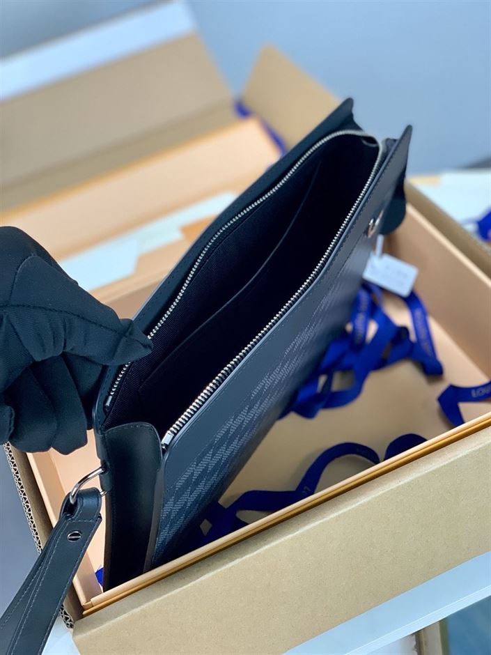 LOUIS VUITTON POCHETTE VOYAGE WALLET