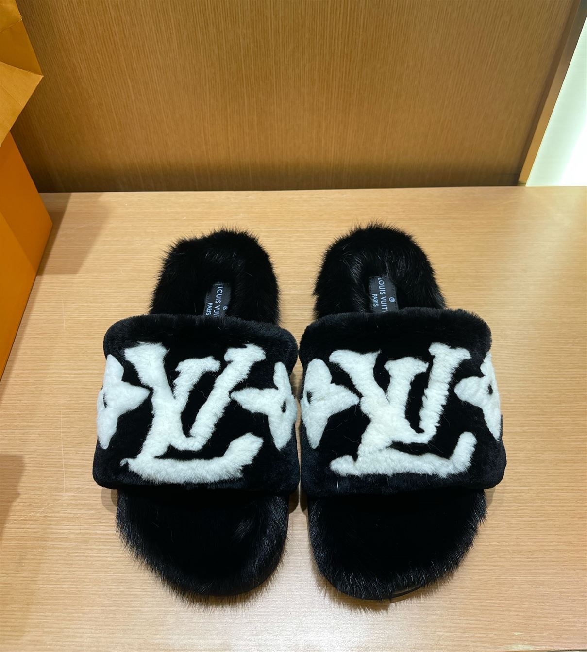 LOUIS VUITTON POOL PILLOW COMFORT MULES - LVSD053