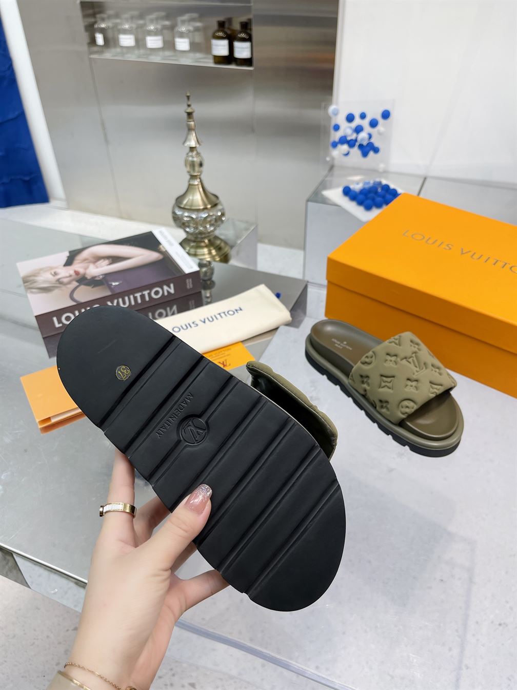 LOUIS VUITTON POOL PILLOW FLAT COMFORT MULE - LVSD055
