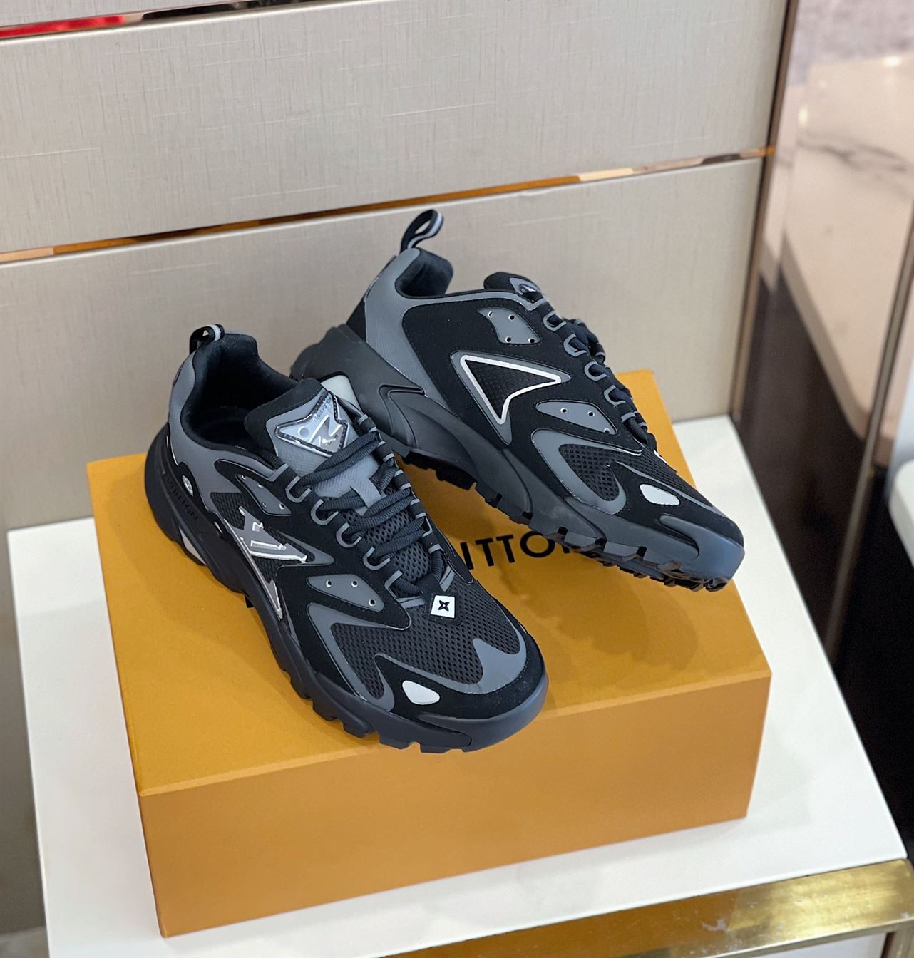 LOUIS VUITTON RUNNER TATIC SNEAKER - LVS026