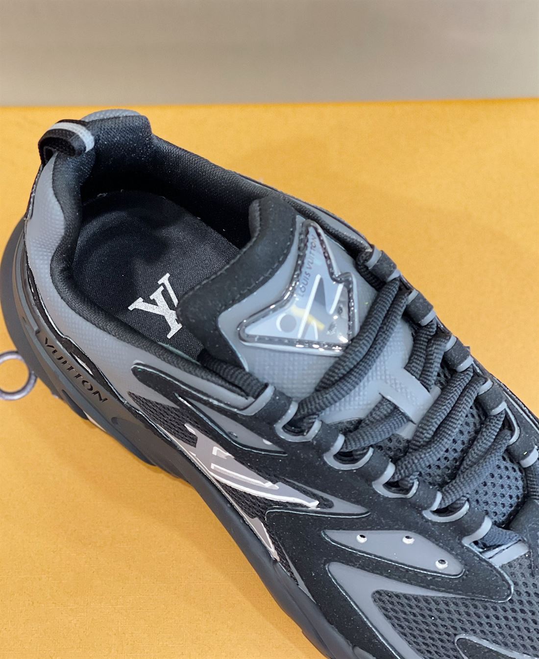 LOUIS VUITTON RUNNER TATIC SNEAKER - LVS026