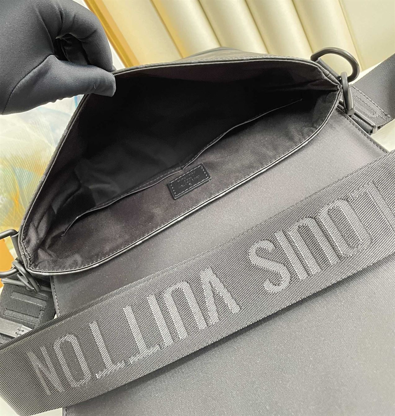 LOUIS VUITTON SAUMUR MESSENGER MONOGRAM ECLIPSE CANVAS - LVB067