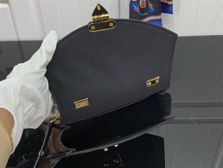 LOUIS VUITTON TILSITT MONOGRAM CANVAS