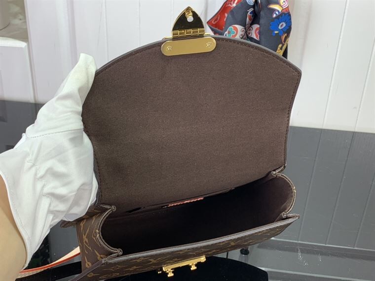 LOUIS VUITTON TILSITT MONOGRAM CANVAS