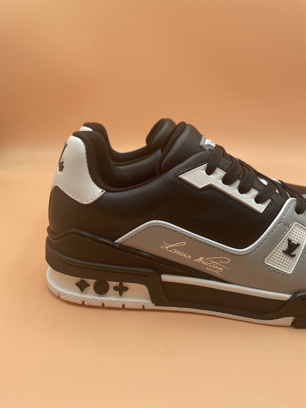 LOUIS VUITTON TRAINER SNEAKER BLACK - LVS126