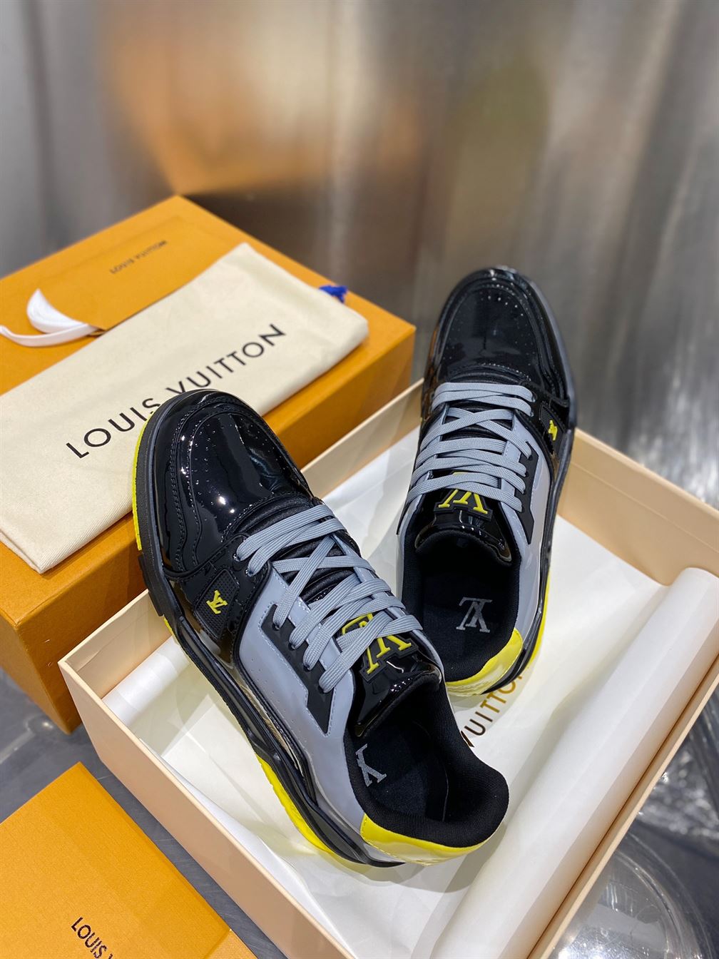 LOUIS VUITTON TRAINER SNEAKERS IN BLACK PATENT CANVAS - LVS004