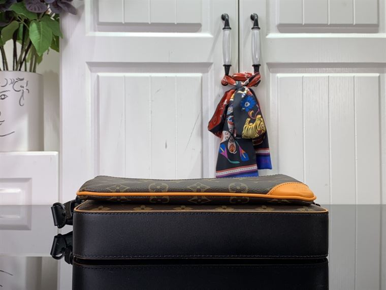 LOUIS VUITTON TRIO MESSENGER BAG - LVB055