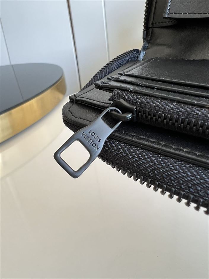 LOUIS VUITTON ZIPPY WALLET ALLIGATOR LEATHER