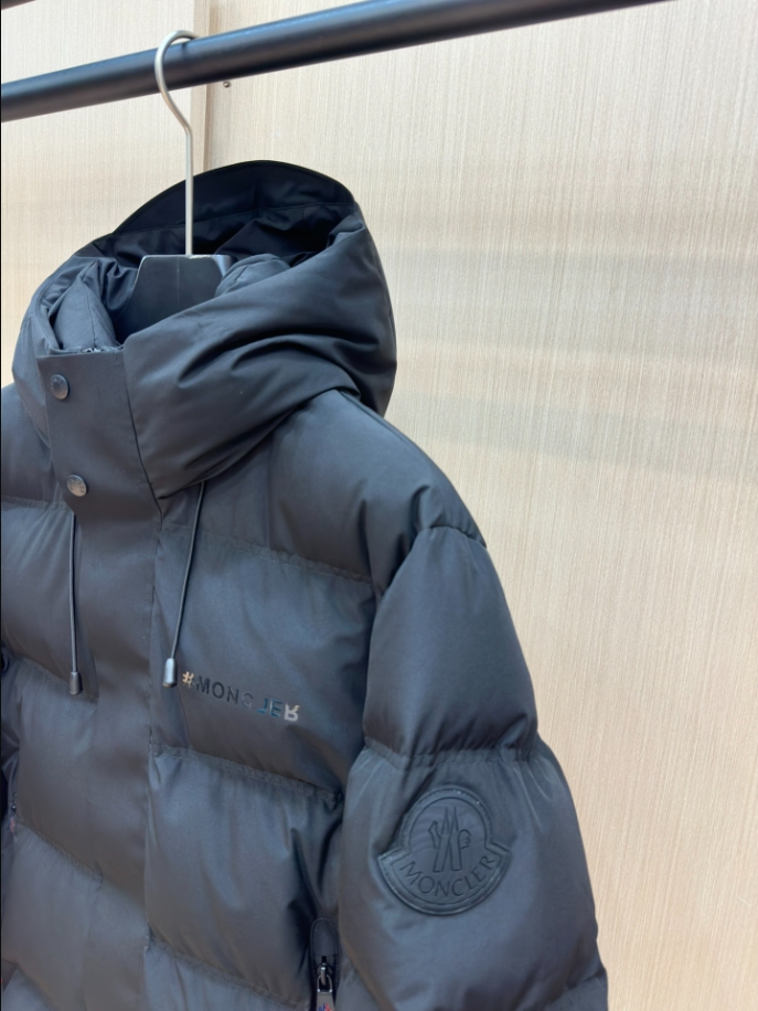 MONCLER Puff Black Hooded Coat - MC142