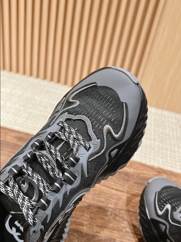 Gucci Ripple Black Dusty Sneaker - GCC163