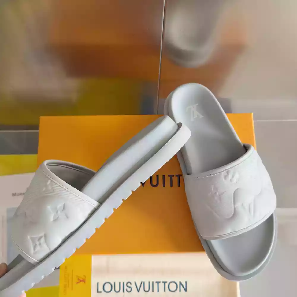 LOUIS VUITTON WHITE SLIPPERS SLIDES - LVSD061 LOUIS VUITTON WHITE SLIPPERS SLIDES - LVSD048