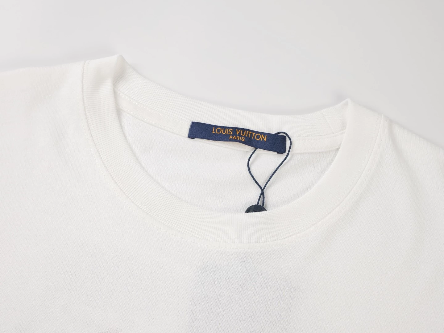 GLOW SIGNATURE T-SHIRT IN WHITE