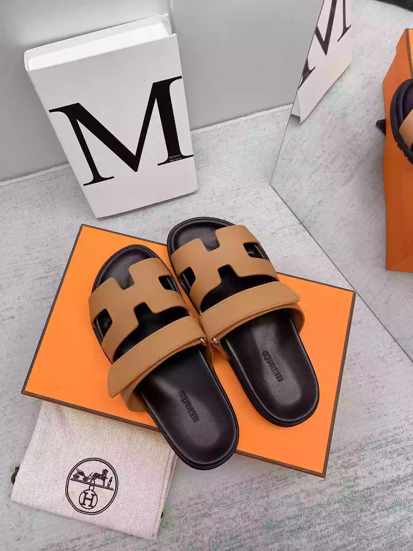 HERMES MEN'S CHYPRE SANDALS IN BROWN CALFSKIN - HMSD006