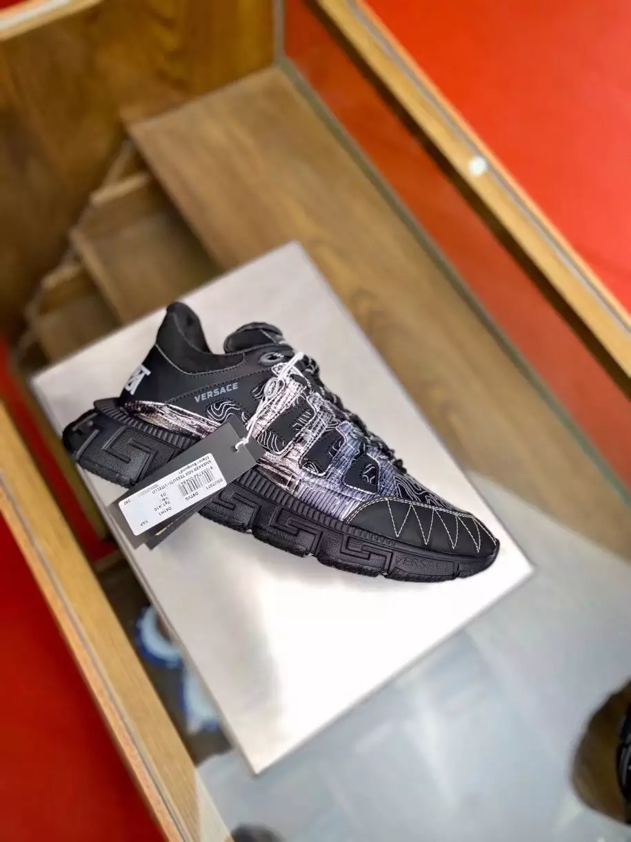 VERSACE WOMEN'S BLACK TRIGRECA SNEAKERS - VSS021