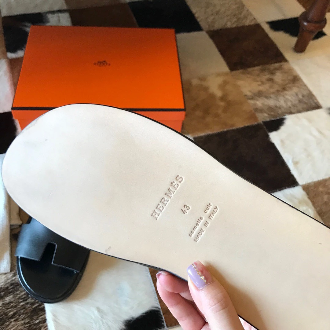 HERMES MEN'S IZMIR SANDALS IN BLACK SWIFT CALFSKIN - HMSD017