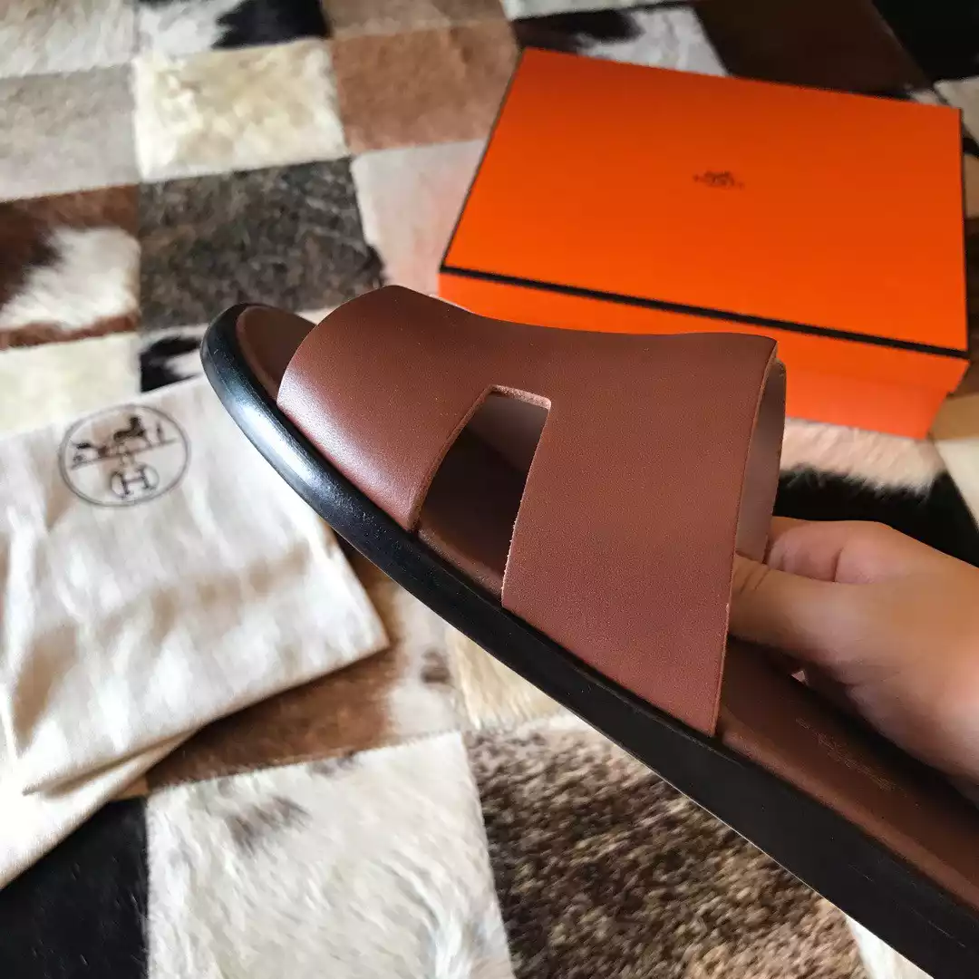 HERMES MEN'S IZMIR SANDALS IN BROWN SWIFT CALFSKIN - HMSD036