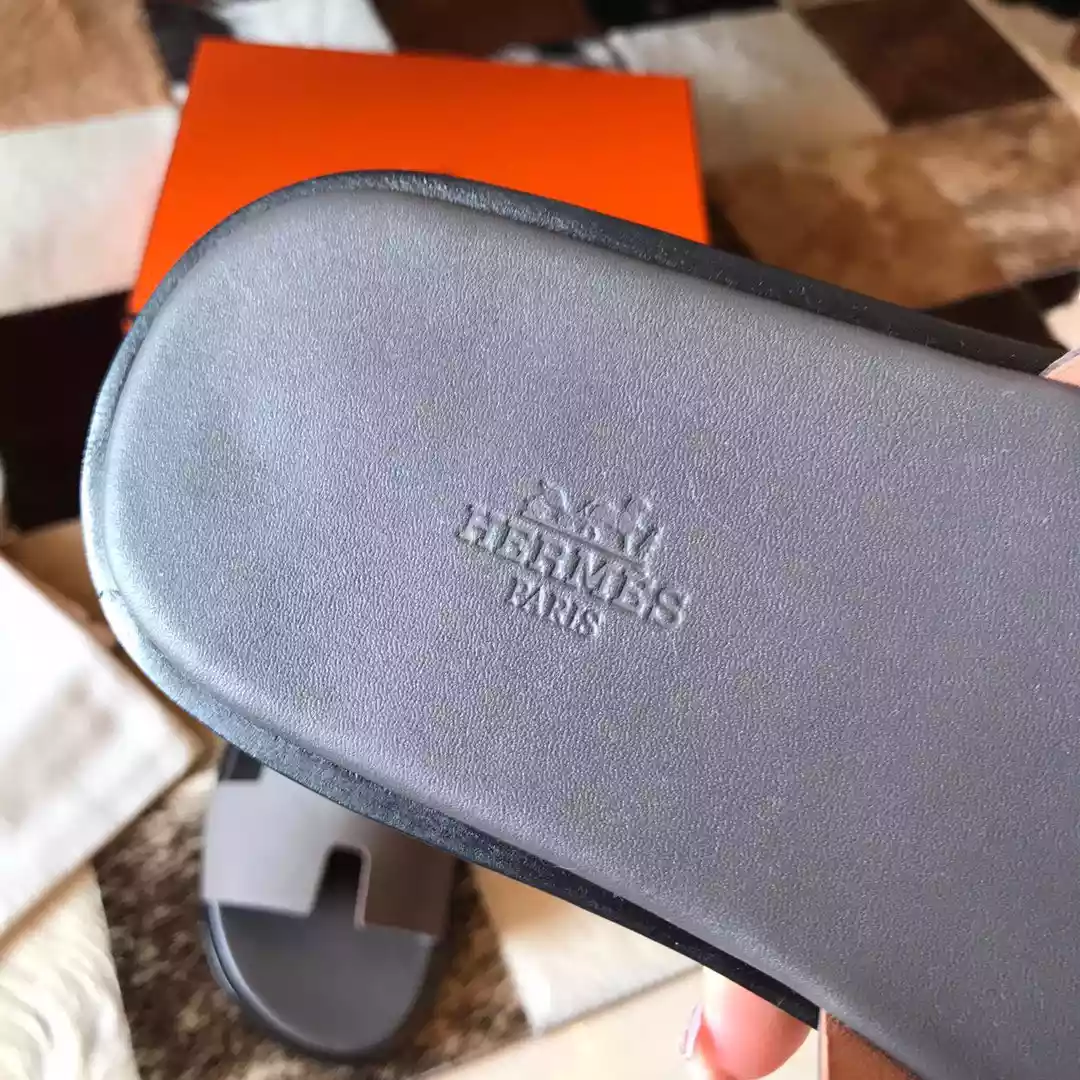 HERMES MEN'S IZMIR SANDALS IN GREY EPSOM CALFSKIN - HMSD027