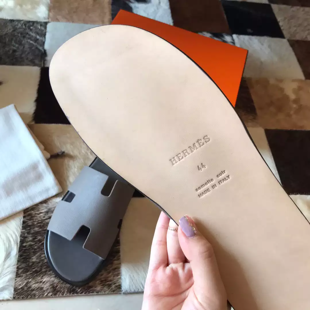 HERMES MEN'S IZMIR SANDALS IN GREY EPSOM CALFSKIN - HMSD027