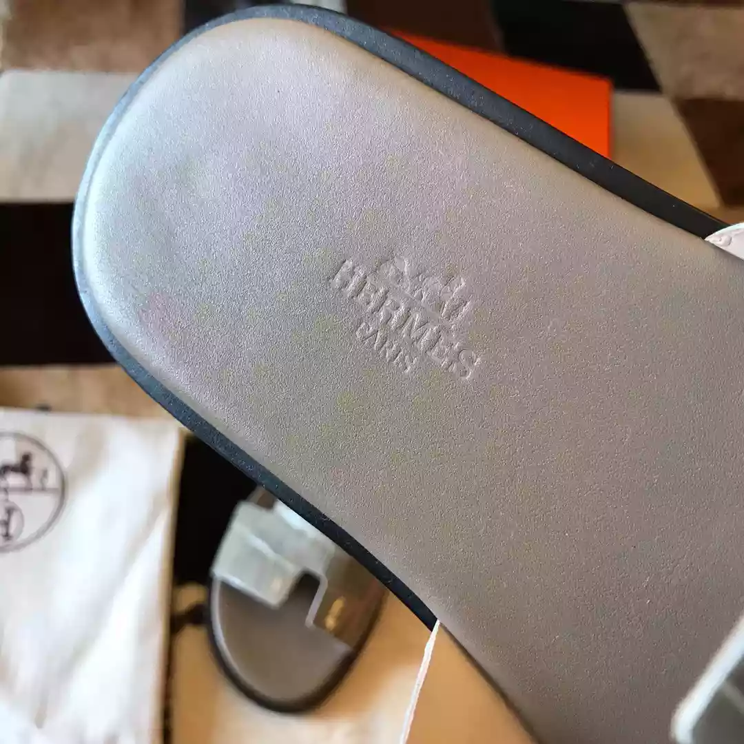 HERMES MEN'S IZMIR SANDALS IN GREY SHINY NILOTICUS CROCODILE LEATHER - HMSD032